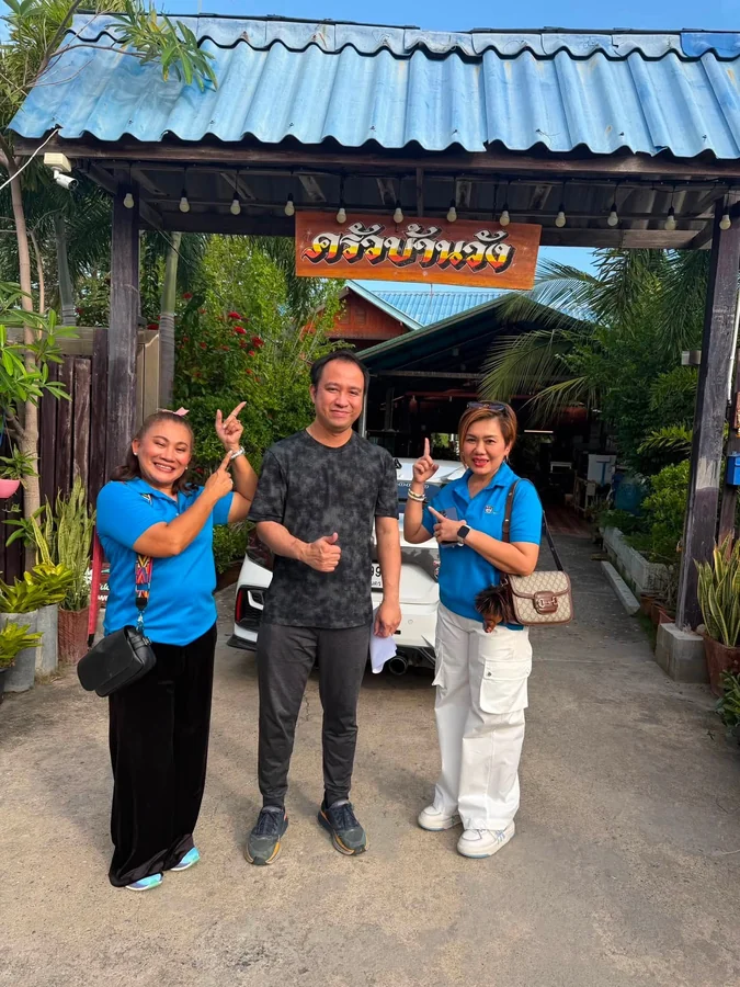 ทีมรายการเที่ยวไป มูไป กำไรชีวิต ถ่ายภาพกับร้านครัวบ้านวังบริเวณทางเข้า