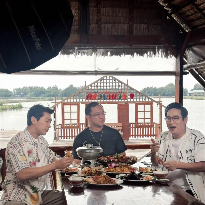 หนุ่มและแท่งร่วมถ่ายทำรายการที่โต๊ะอาหารครัวบ้านวังในซุ้มกลางน้ำ