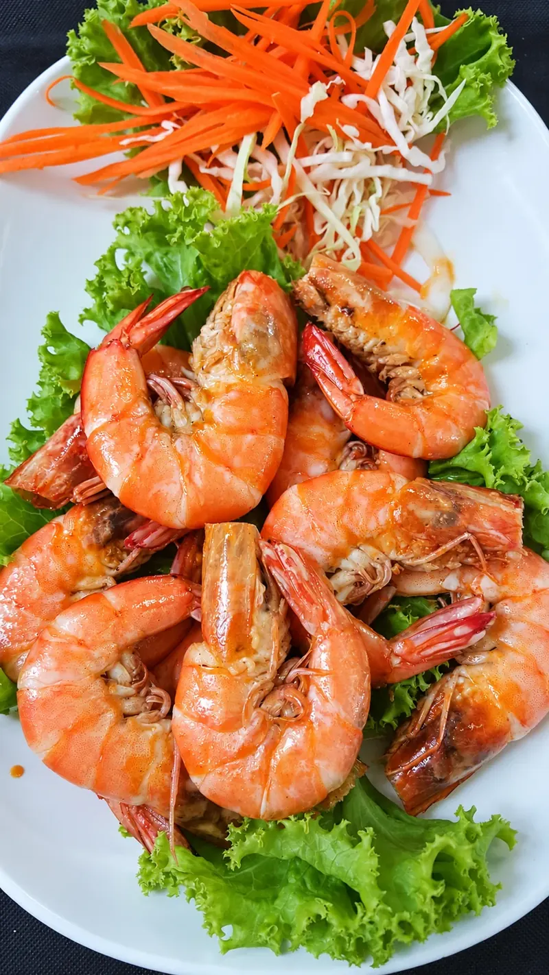 กุ้งสุกสีส้มบนจานพร้อมผักกาดหอมที่ครัวบ้านวัง