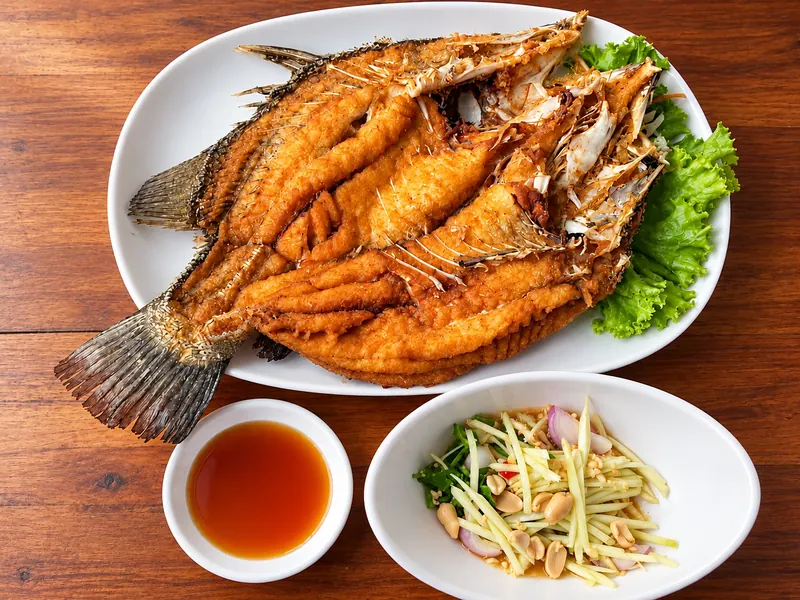 ปลากะพงทอดน้ำปลา จัดเสิร์ฟที่ครัวบ้านวัง