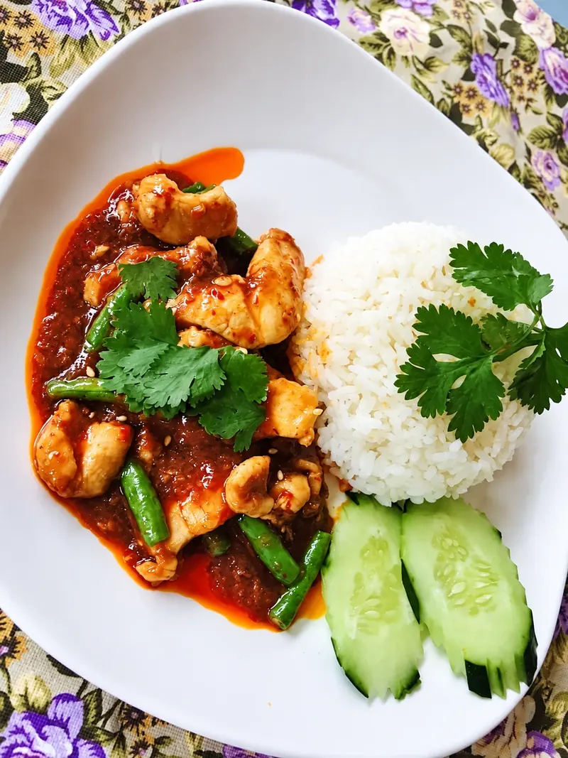ข้าวสวยเสิร์ฟคู่กับอาหารทะเลในน้ำซอสที่ครัวบ้านวัง