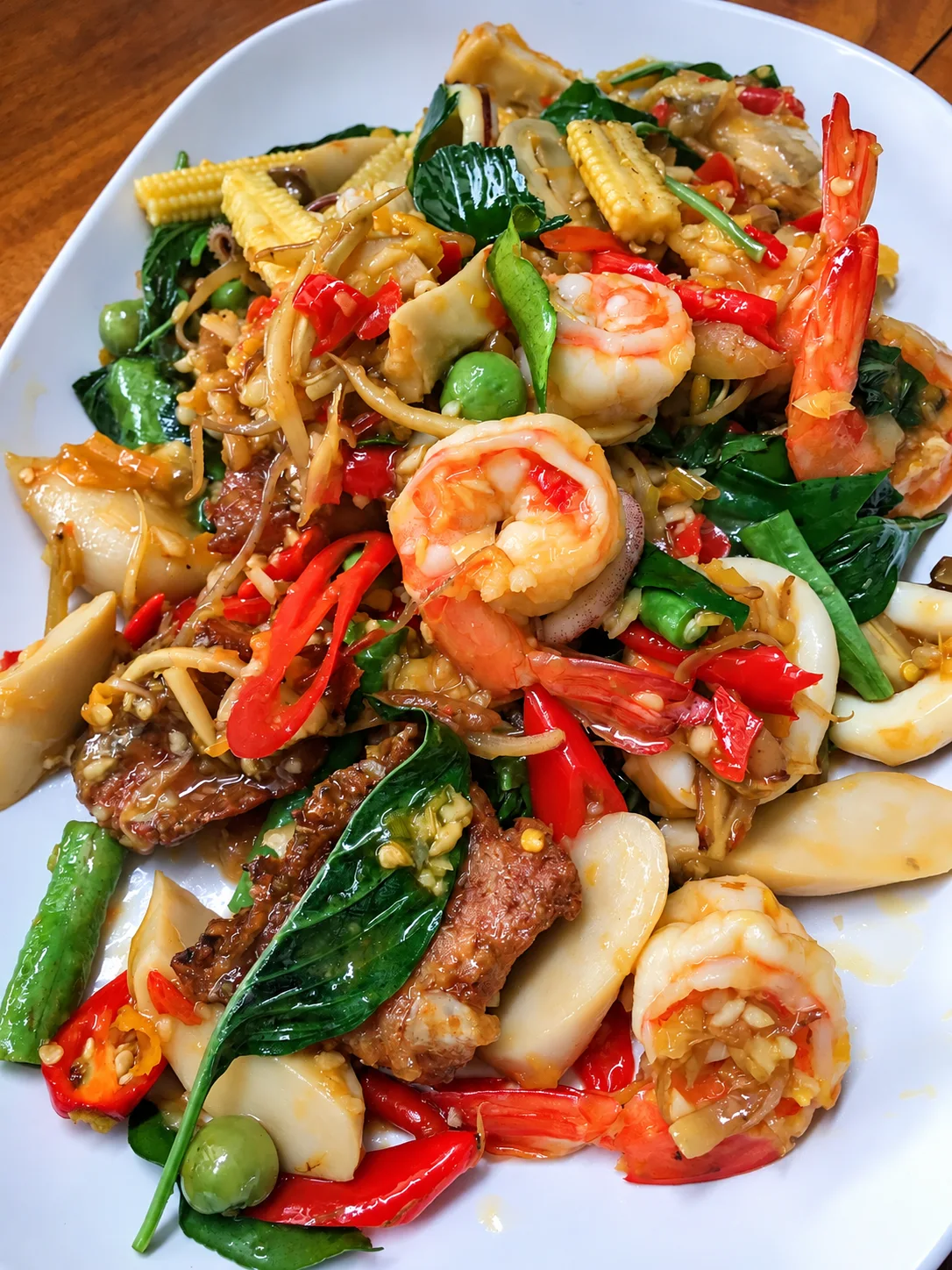 ผัดอาหารทะเลใส่กุ้ง ปลาหมึก พริก และผักที่ครัวบ้านวัง