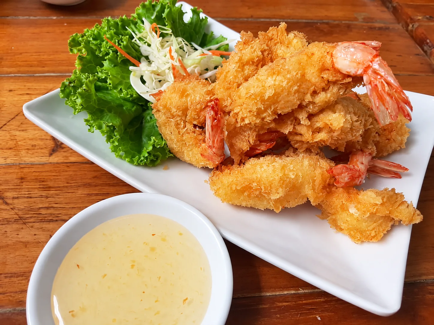 กุ้งทอดกรอบพร้อมน้ำจิ้มและผักซอยที่ครัวบ้านวัง